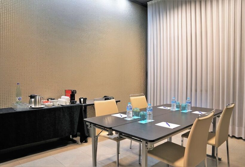 هتل Port Feria Valencia