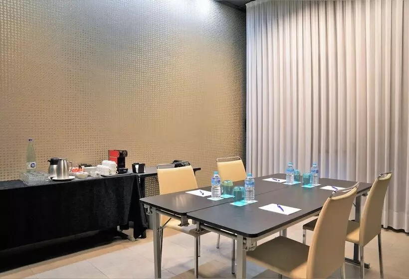 فندق Port Feria Valencia