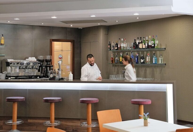 هتل Port Feria Valencia