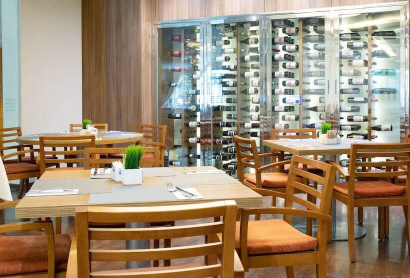 هتل Port Feria Valencia