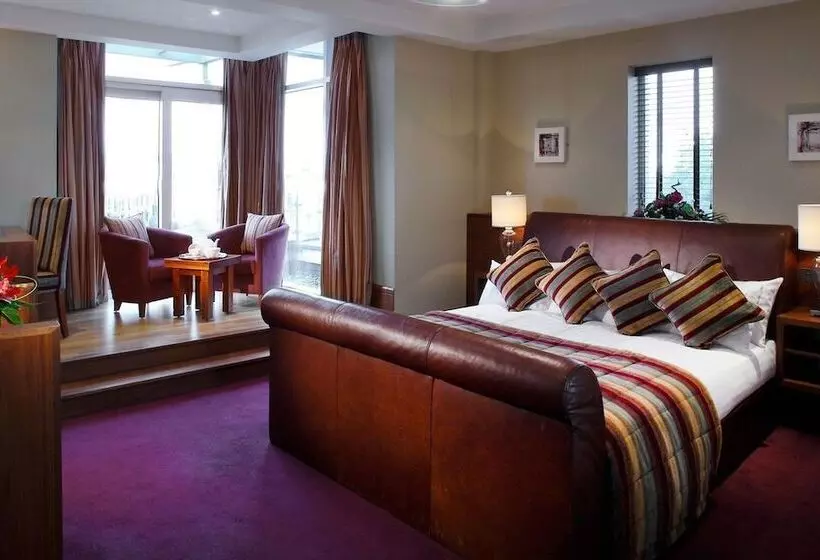 فندق Tullamore Court