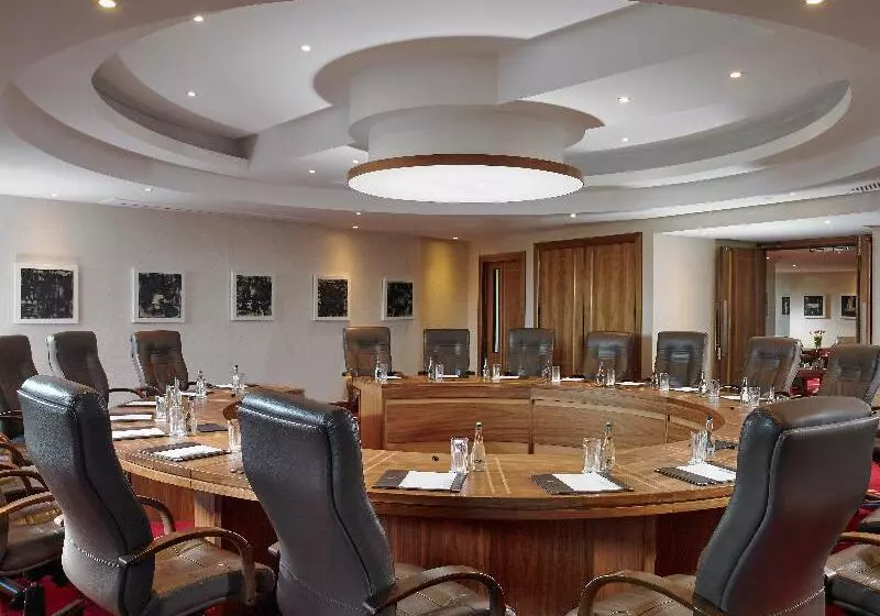 فندق Tullamore Court