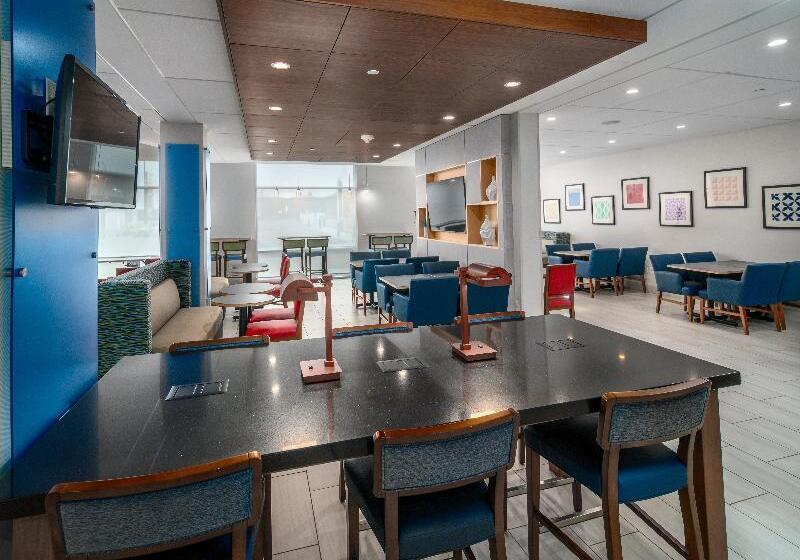 בית מלון כפרי Holiday Inn Express & Suites   Brandon, An Ihg