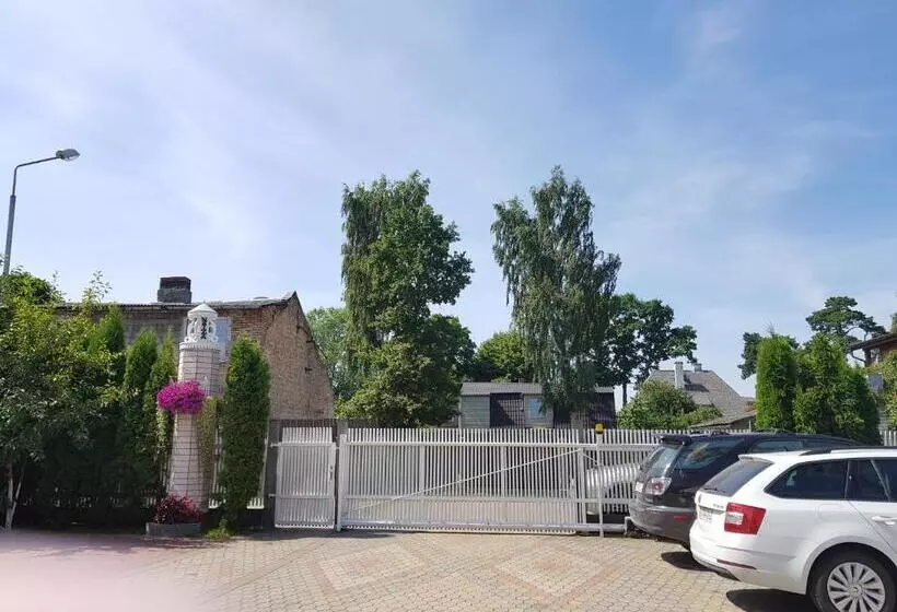 پانسیون Naiza Guesthouse And Apartments