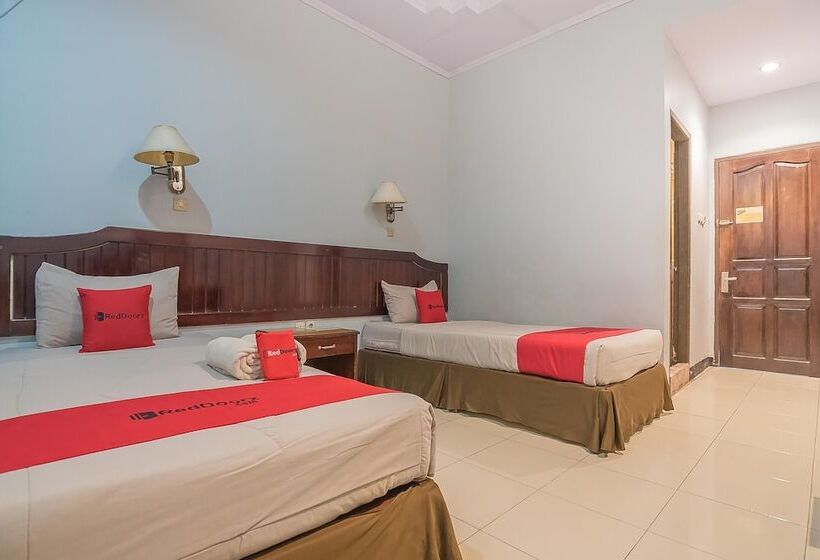 بنسيون Reddoorz Syariah @ Grand Taufiq Tarakan