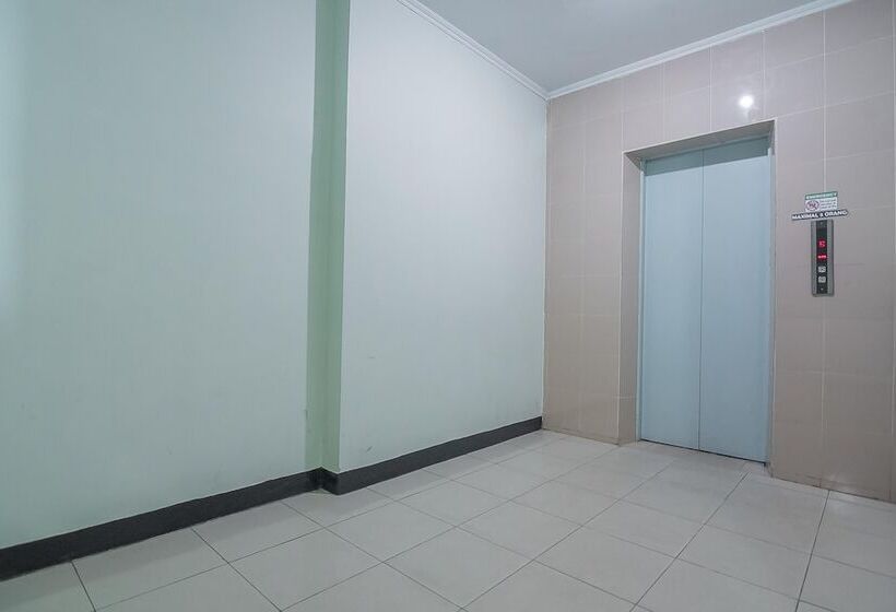 بنسيون Reddoorz Syariah @ Grand Taufiq Tarakan
