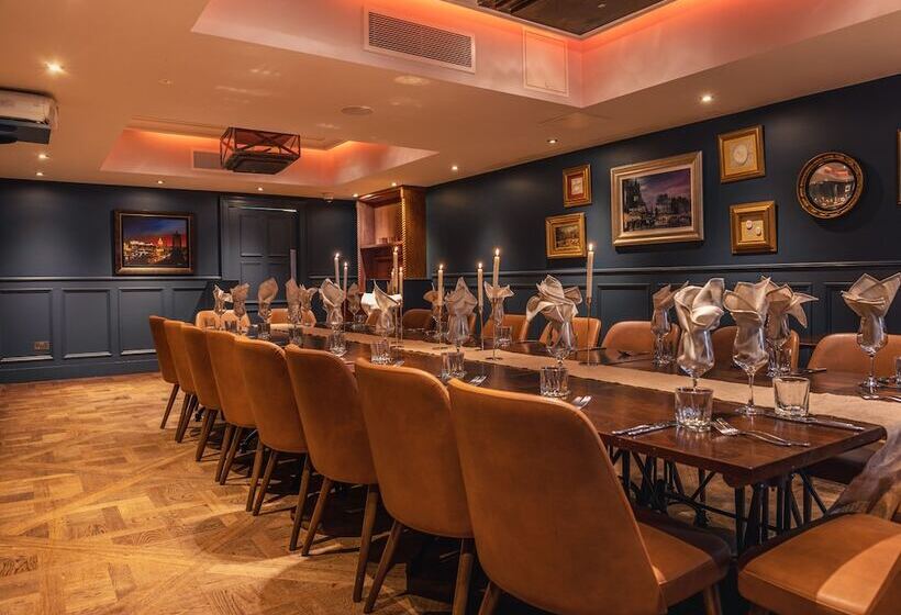 Отель The Raeburn