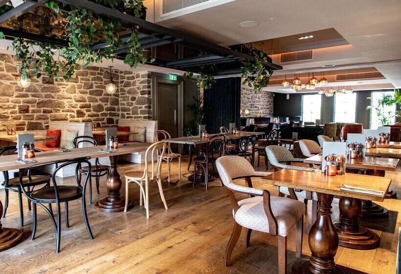 Отель The Raeburn