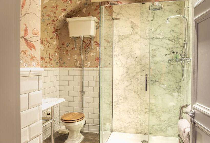 Отель The Raeburn