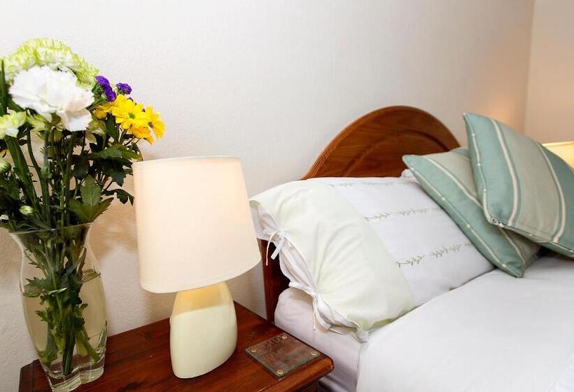 בית מלון כפרי The Rosscourt Adults Only