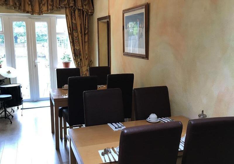 فندق Warwick Lodge