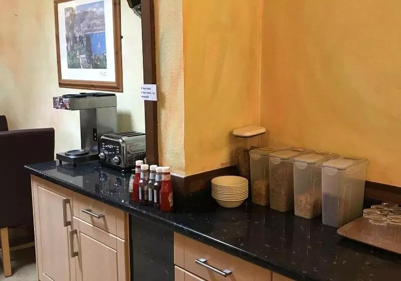 Отель Warwick Lodge