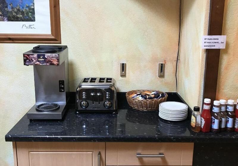 فندق Warwick Lodge