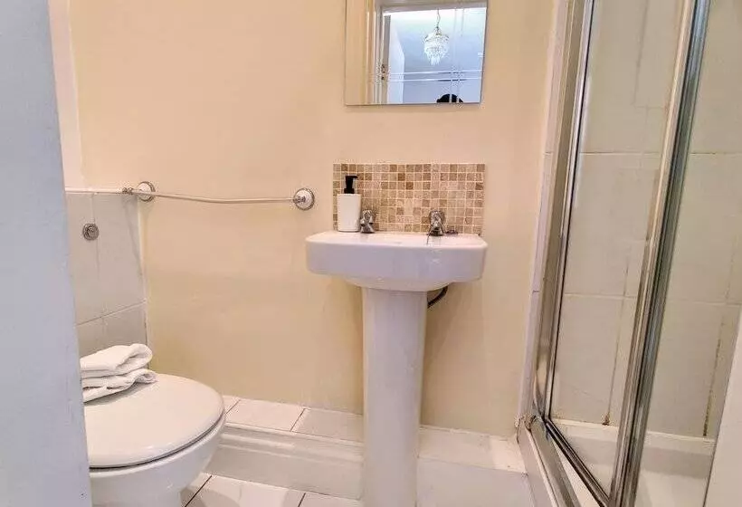 Отель Wentworth House   Free Parking