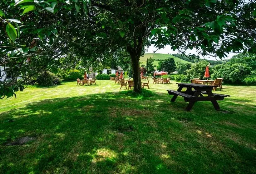 בית מלון כפרי The West Arms