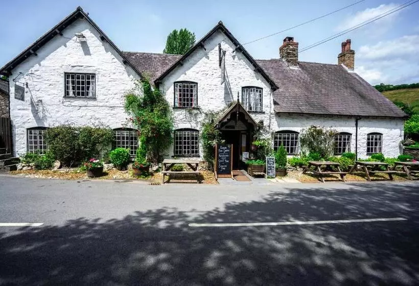 בית מלון כפרי The West Arms