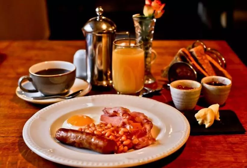 בית מלון כפרי The West Arms