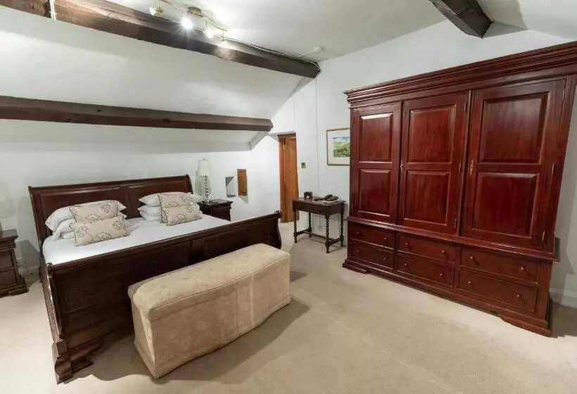 בית מלון כפרי The West Arms