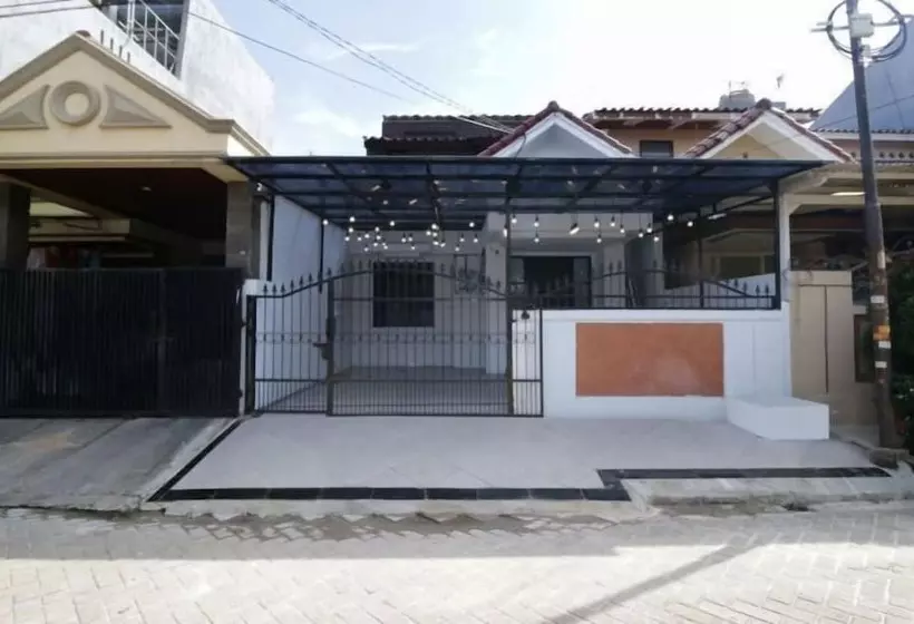 Retkeilymaja Kamar Keluarga Bandara Ii Syariah