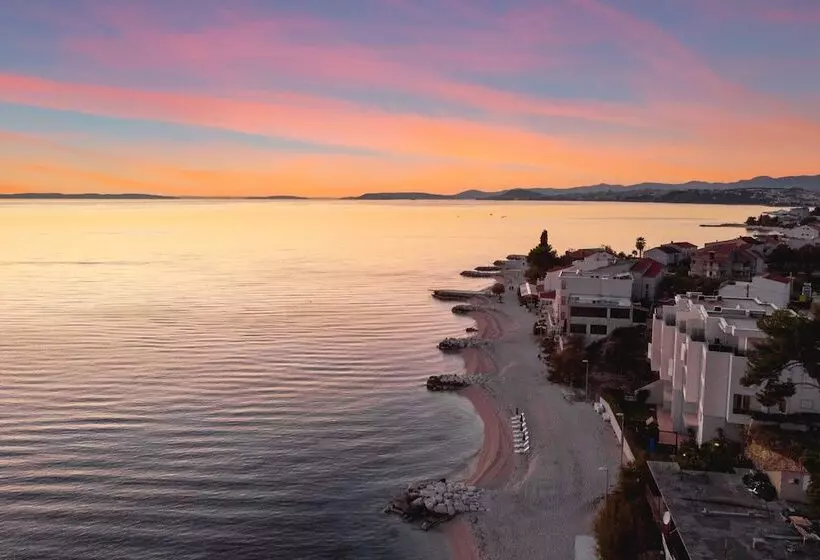 Spacious Beachfront Apartments Tanita