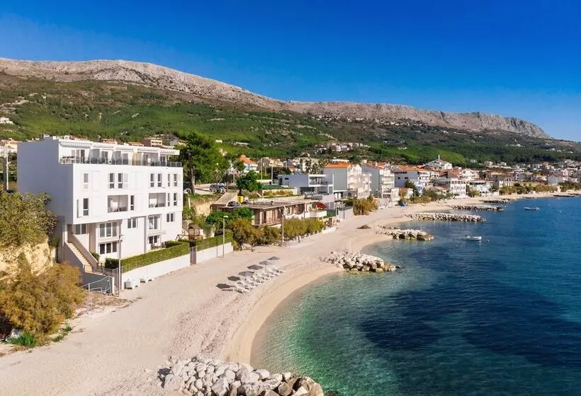 Spacious Beachfront Apartments Tanita