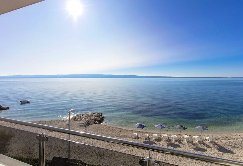 Spacious Beachfront Apartments Tanita