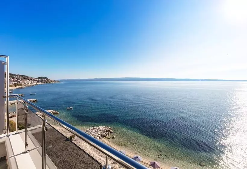 Spacious Beachfront Apartments Tanita