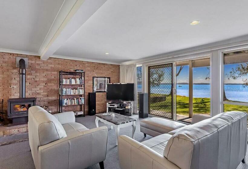 Sandranch 123 Foreshore Drive