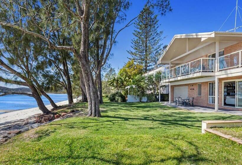 Sandranch 123 Foreshore Drive