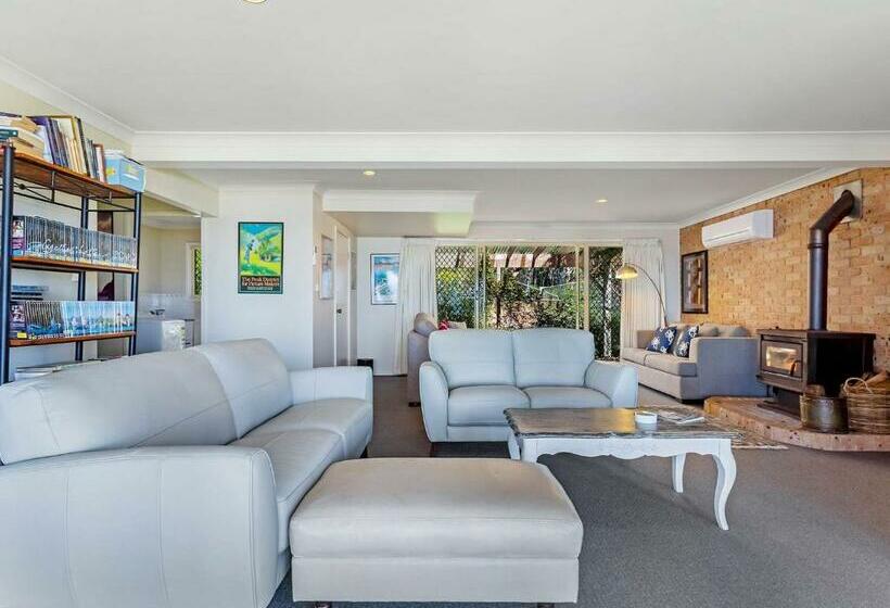 Sandranch 123 Foreshore Drive