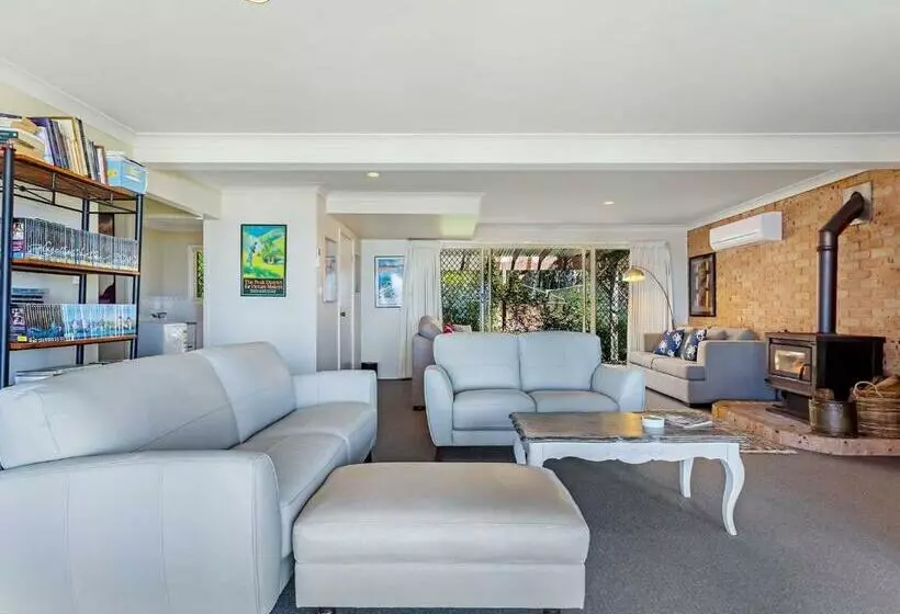 Sandranch 123 Foreshore Drive