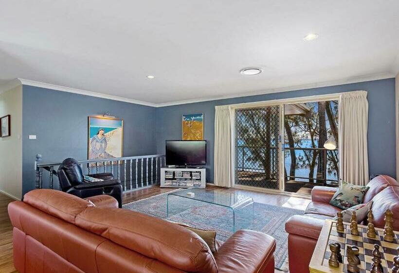 Sandranch 123 Foreshore Drive