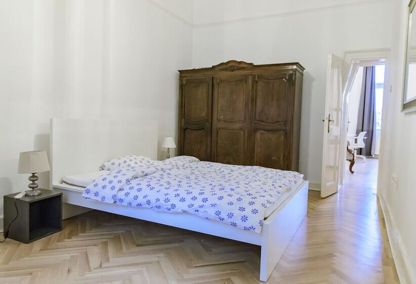 Pelicanstay In Buda Historical District