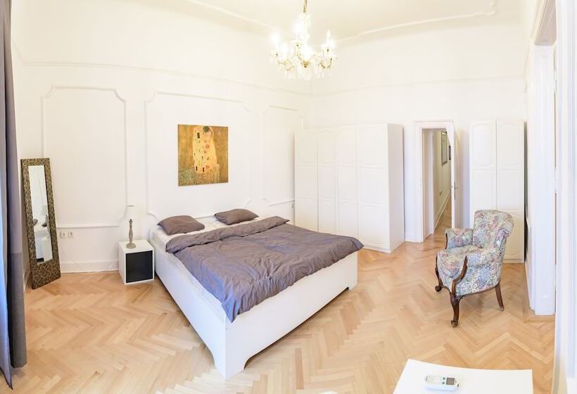 Pelicanstay In Buda Historical District