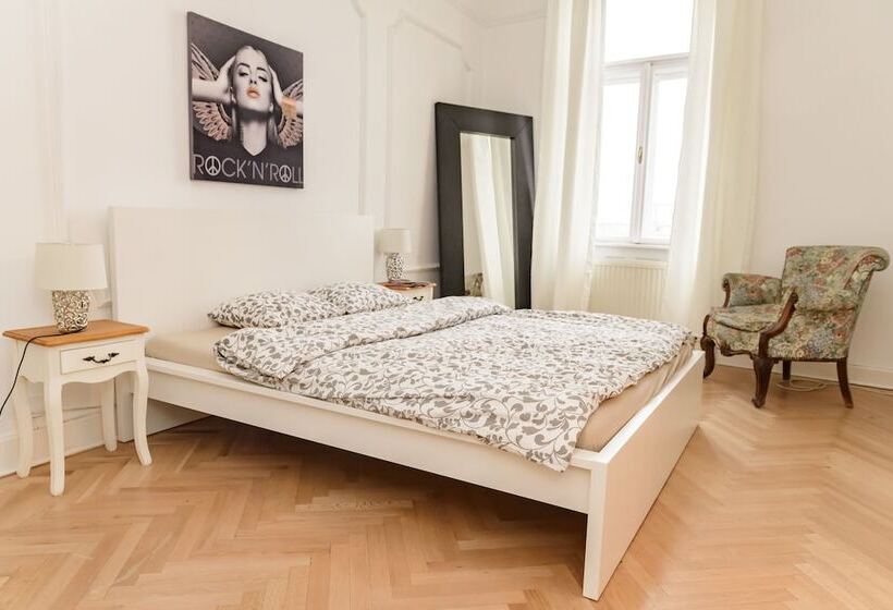 Pelicanstay In Buda Historical District