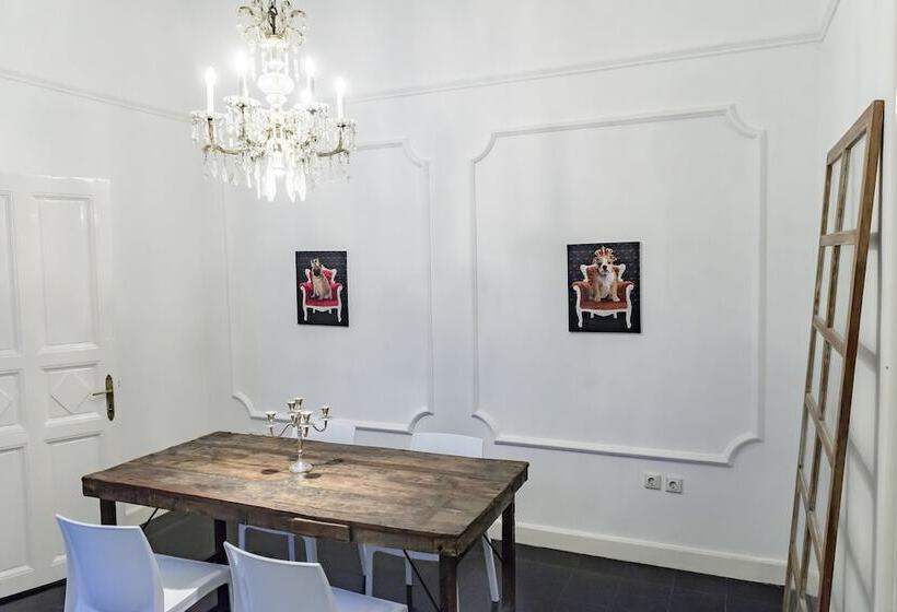 Pelicanstay In Buda Historical District