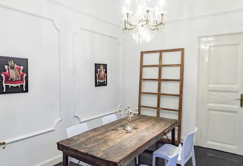 Pelicanstay In Buda Historical District