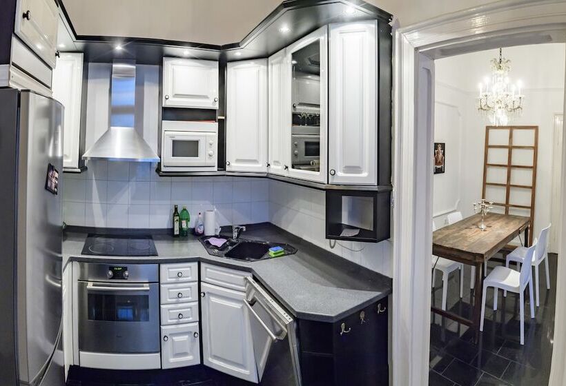 Pelicanstay In Buda Historical District