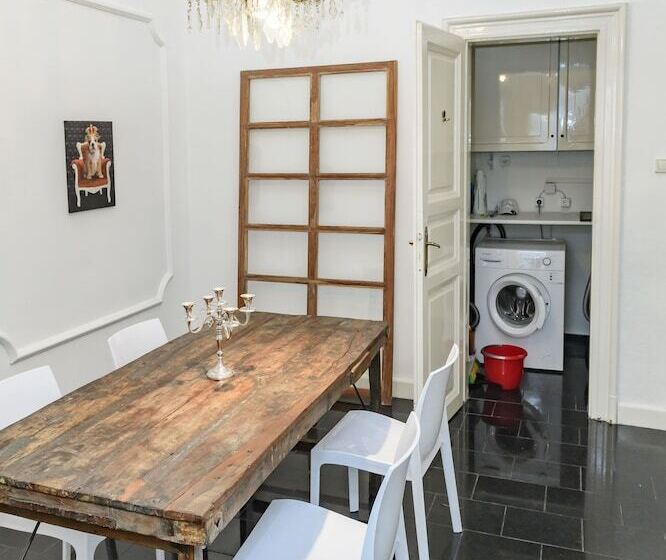 Pelicanstay In Buda Historical District