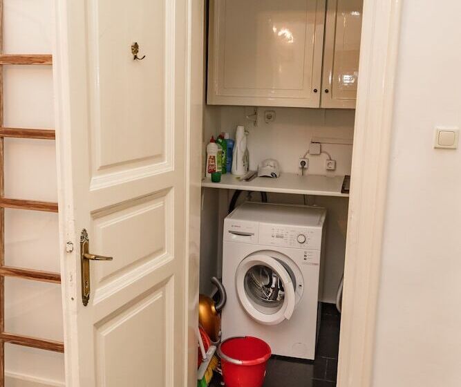 Pelicanstay In Buda Historical District