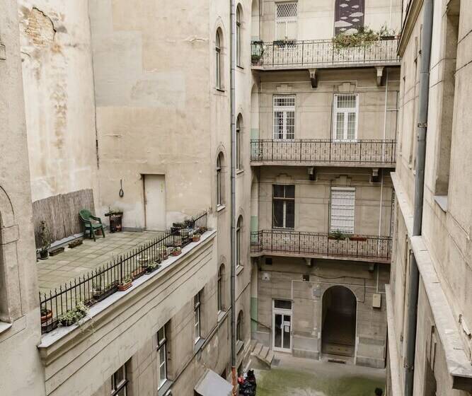 Pelicanstay In Buda Historical District