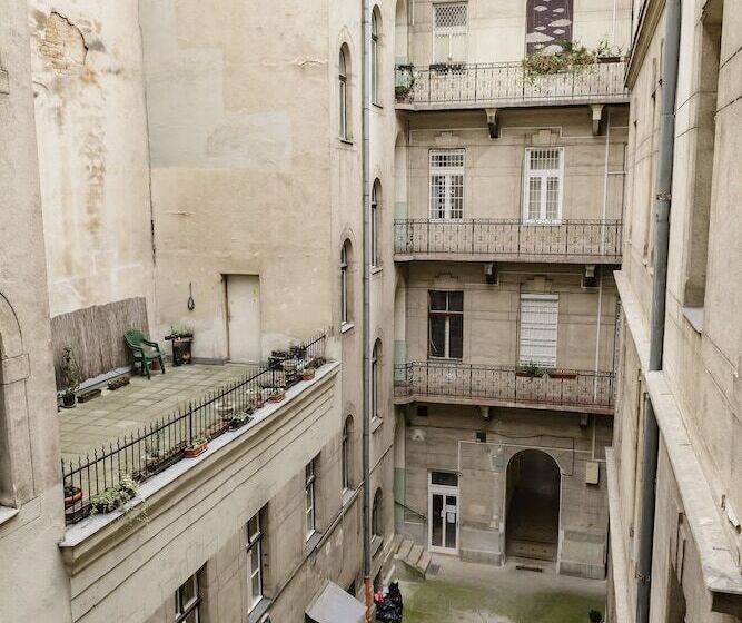 Pelicanstay In Buda Historical District