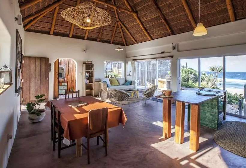 Pura Vida Tofo Beach House