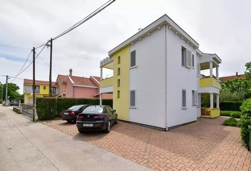 Spacious Apartment In Sukosan With Balcony