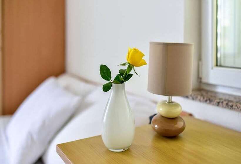 Spacious Apartment In Sukosan With Balcony