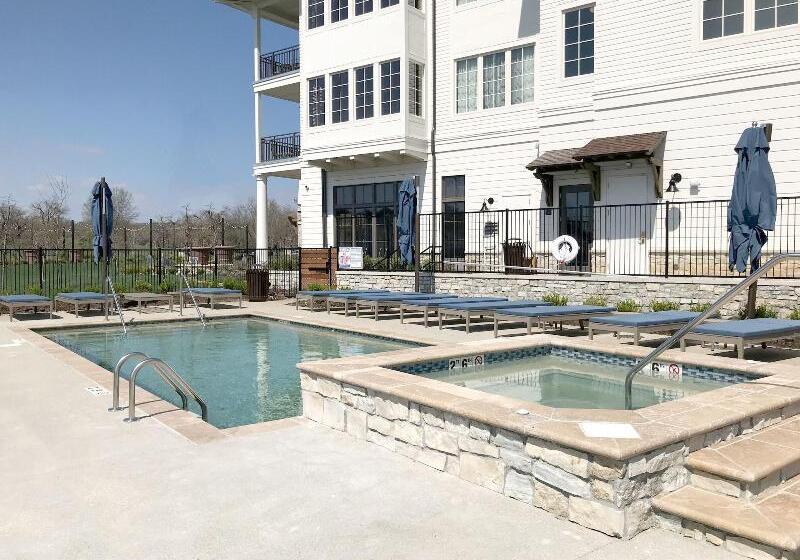 هتل The Inn At Meadowbrook