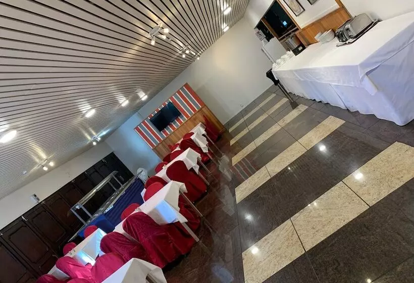 בית מלון כפרי Airport Gateway