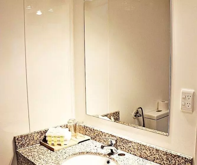 בית מלון כפרי Airport Gateway