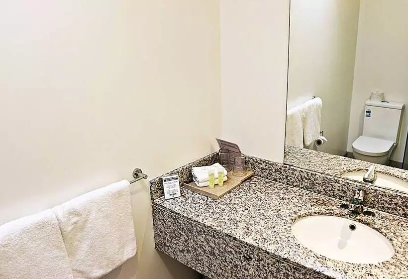 בית מלון כפרי Airport Gateway