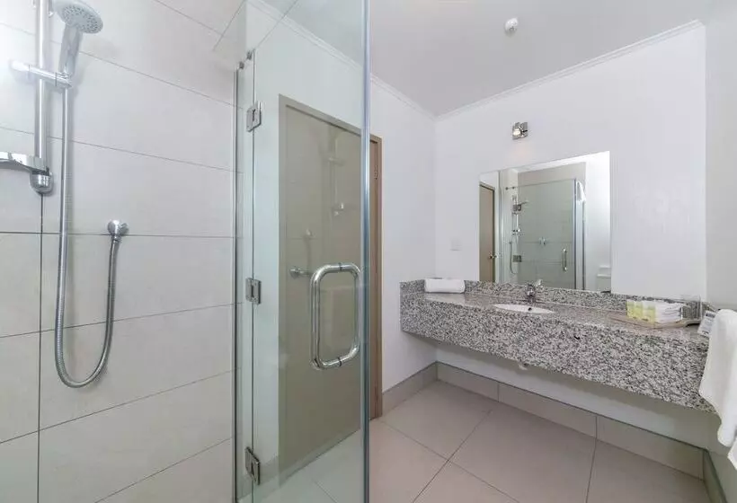 בית מלון כפרי Airport Gateway